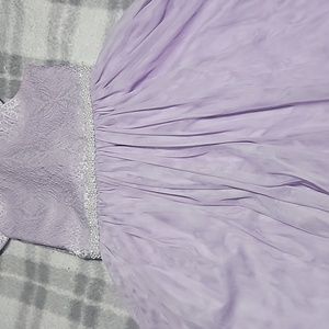 Es un vestido para niña de 10 años solo fue puesta una ves tengo más vestidos